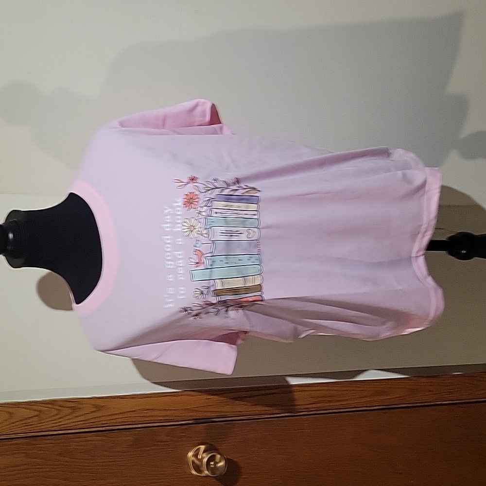 Woman's Graphic Tee Size XL With Earrings NWOT